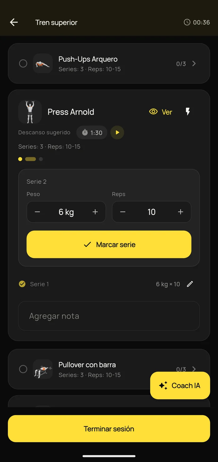 Pantalla de sesión en curso con registro de series y botón de Coach IA