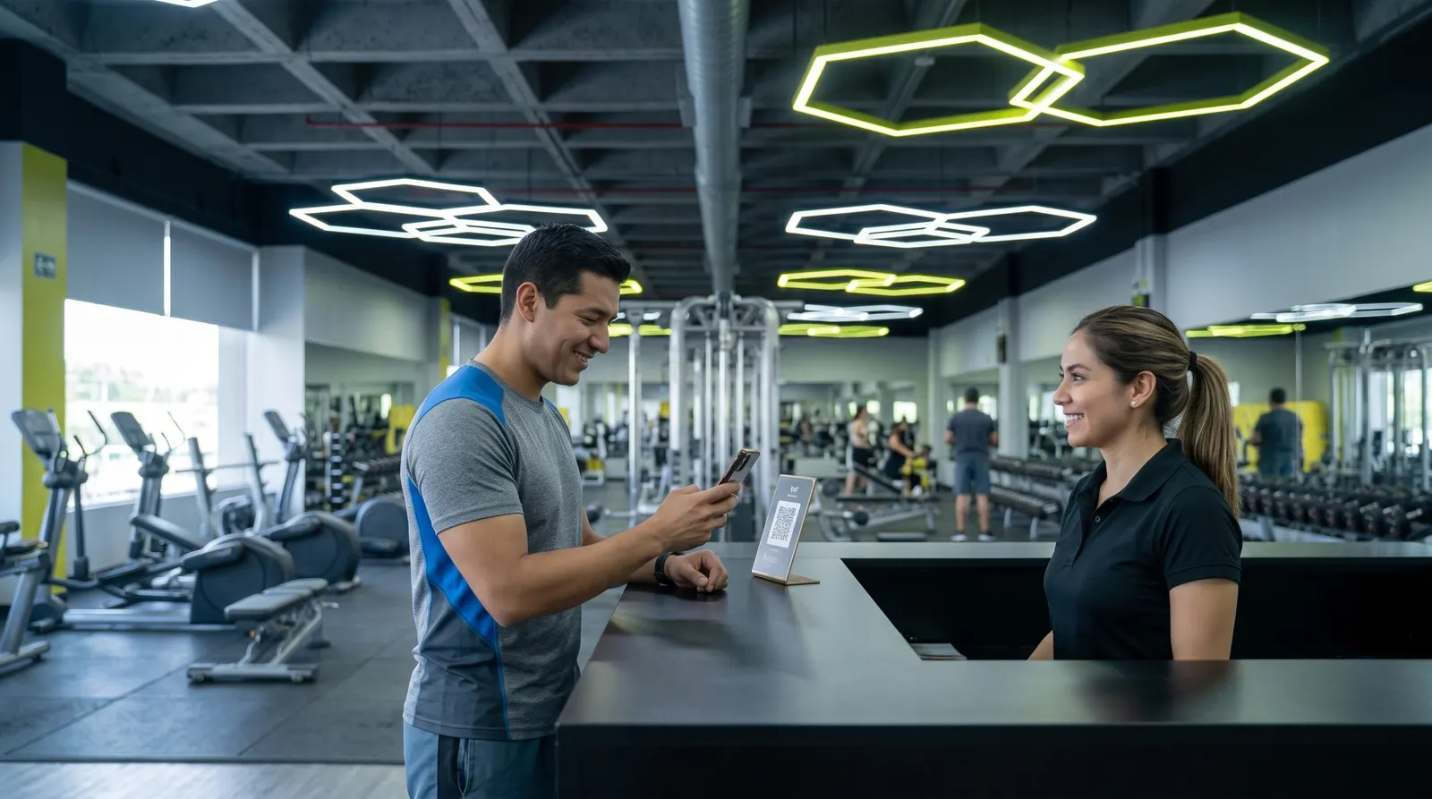 Socio escaneando el código QR del gimnasio en recepción
